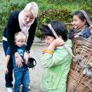 Kronprinsfamilen på reise (Dzongu): I samtale med barn som er på vei for å hente gras til kyrne (Foto: NRK)